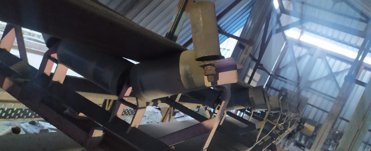 Belt conveyor on troughed idlers with skirt sealing