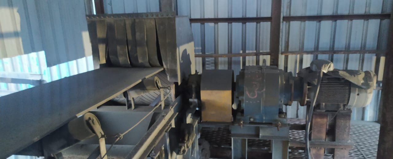 Belt conveyor on troughed idlers with skirt sealing